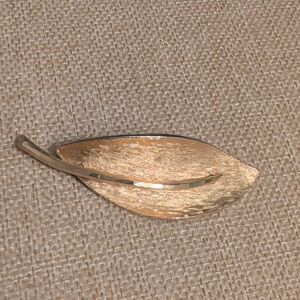 Vintage B.S.K Signed Brushed Gold Tone Leaf Pin/Brooch